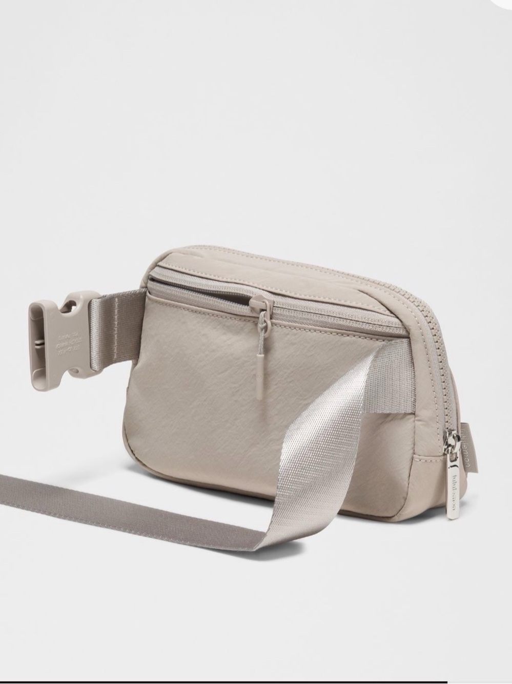 EU.C Unisex Lululemon Everywhere Bag 1L Downtown Tan/Silver - Picture 4 of 7